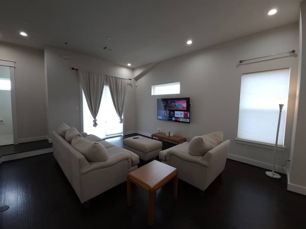 Photograph supplied for "modern 3bed Townhome. Near Nrg"