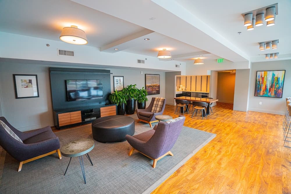 Photograph supplied for 2br Furnished Apartment In Baltimore Downtown 2 Bedroom Apts by RedAwning