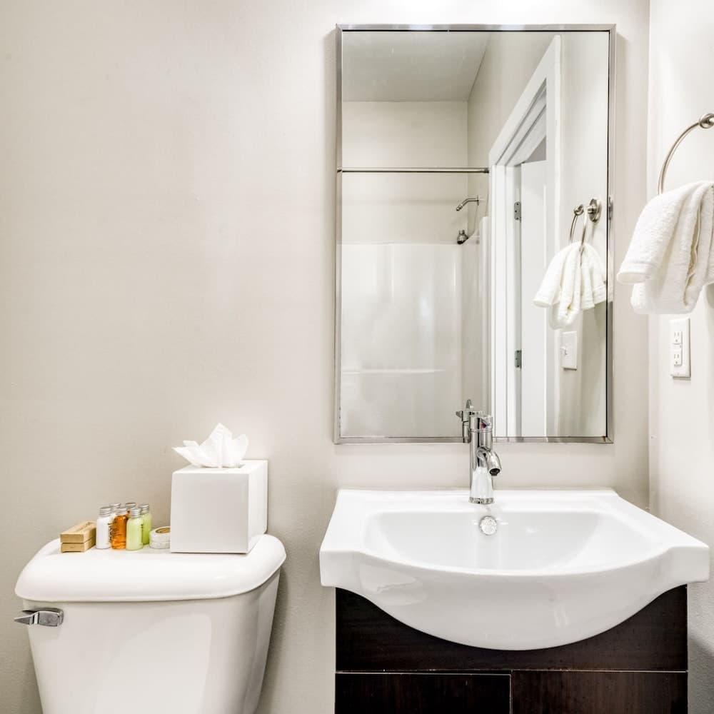 Photograph supplied for Cozysuites Music Row Spacious 2BR w Free Parking16