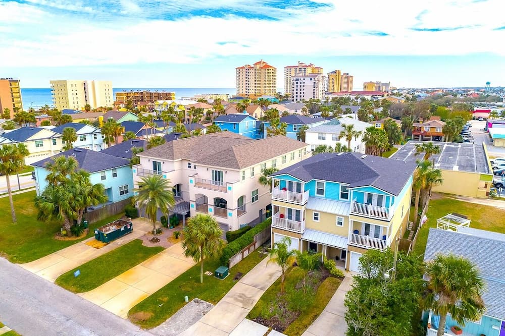 Photograph supplied for Luxury Living II - Modern Beach Townhouse