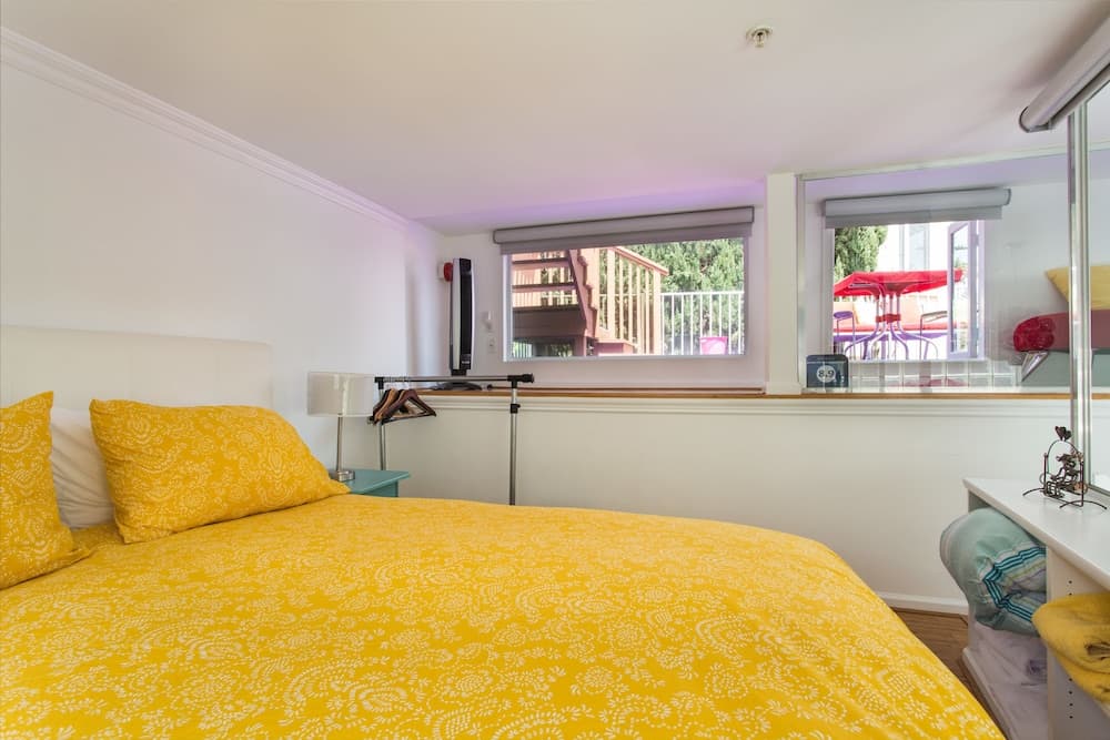 Photograph supplied for Beverly Hills Modern Guesthouse