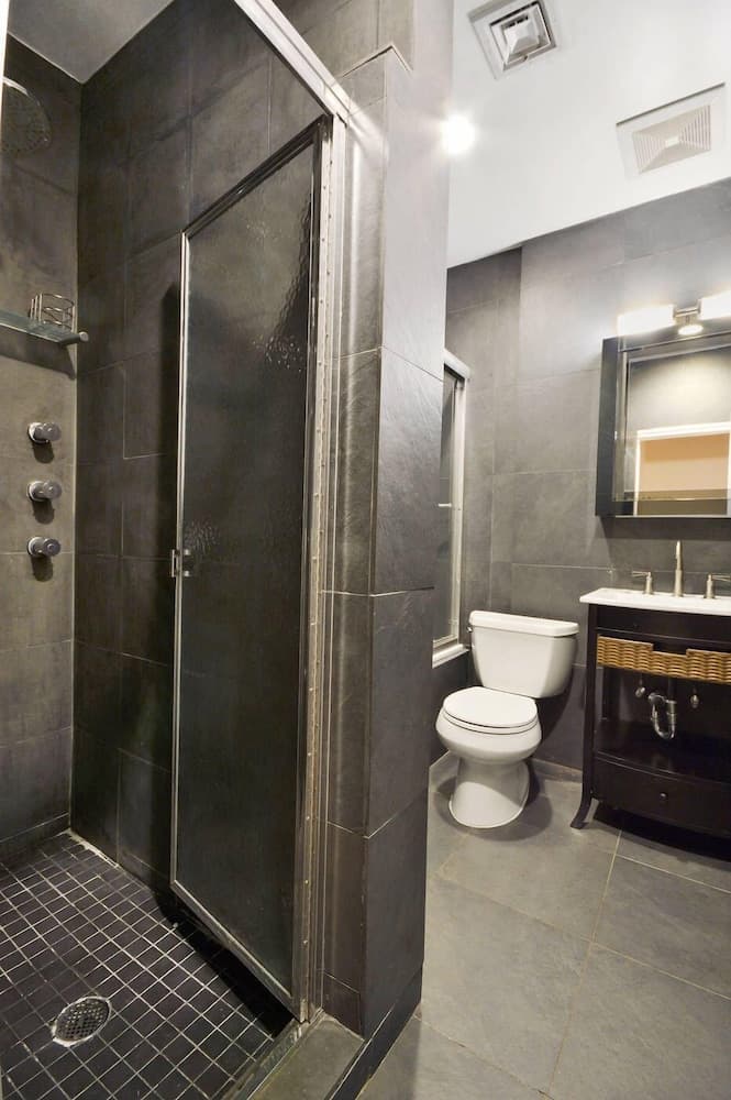 Photograph supplied for Midtown East 2BR 2Bath Apartment DR 28