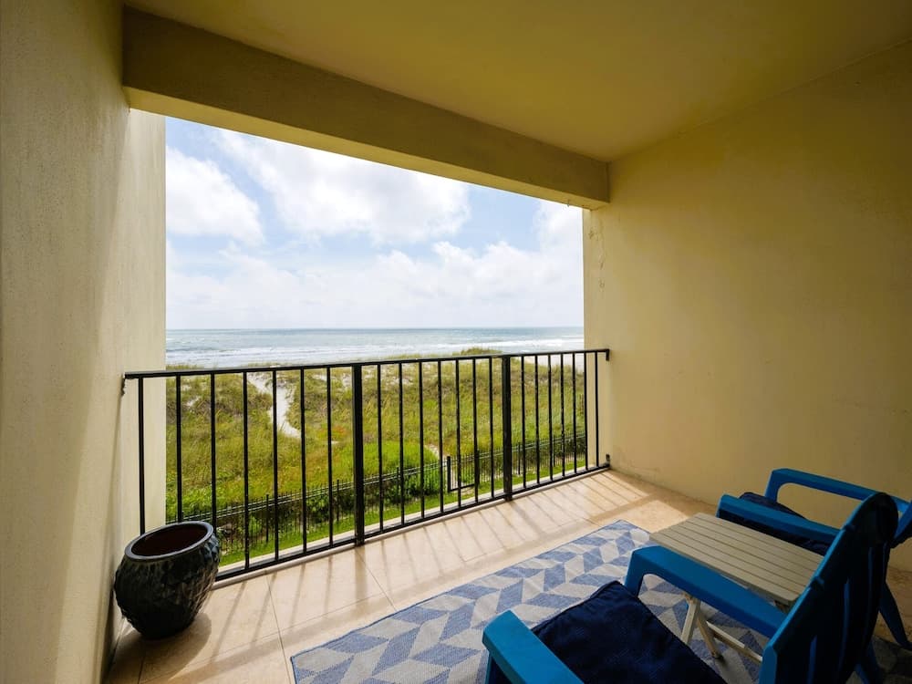 Photograph supplied for Jacksonville Sea Spray 2B by Distinctive Beach Rentals