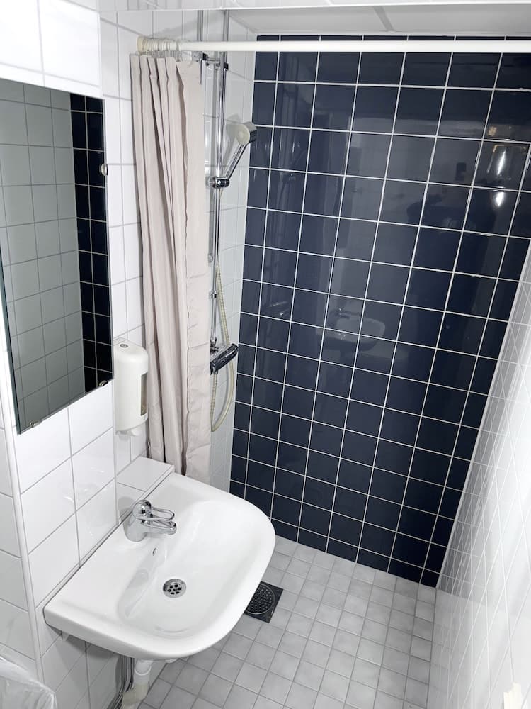Photograph supplied for Cozysuites Music Row Spacious 2BR w Free Parking46