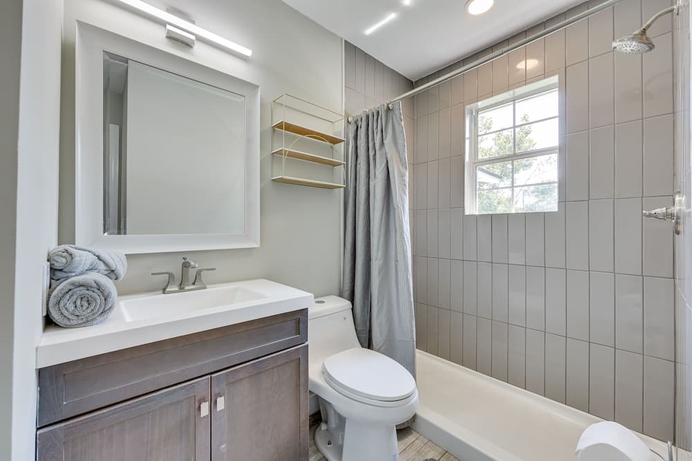 Photograph supplied for Modern Coastal Home w/ Pool: Mins to Beach & Mayo!