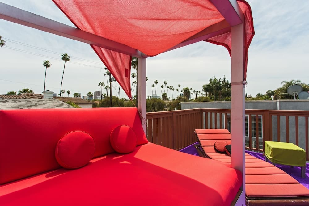 Photograph supplied for Beverly Hills Modern Guesthouse