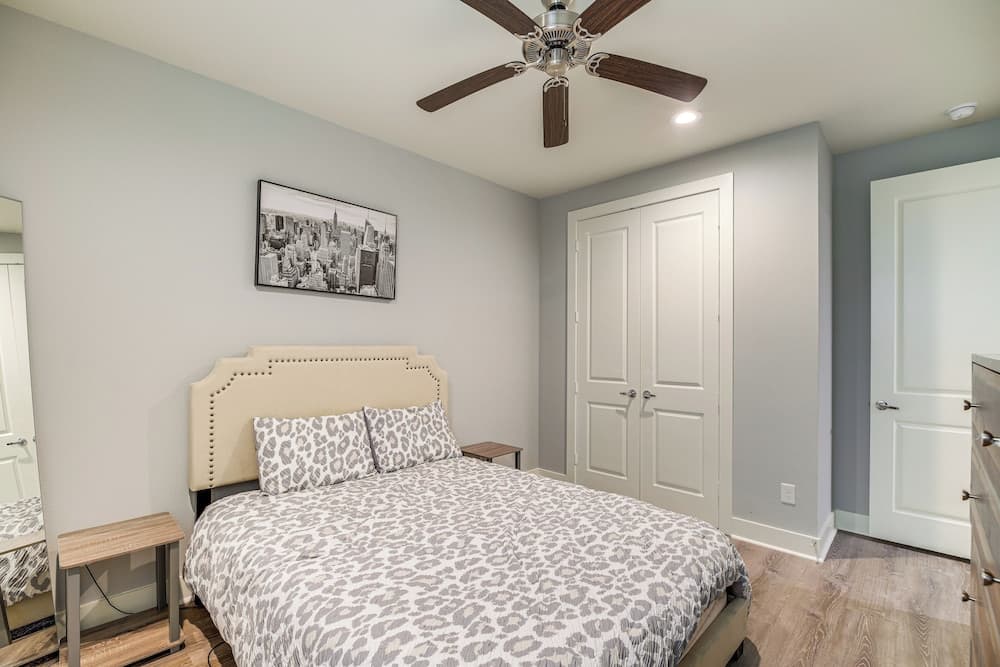 Photograph supplied for Central Condo: Near NRG Stadium & Houston Zoo!