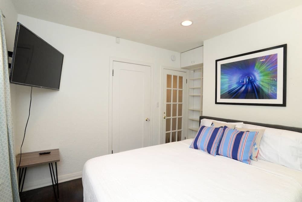 Photograph supplied for Ethnic Vibes in Weho Melrose - Walk To Everywhere