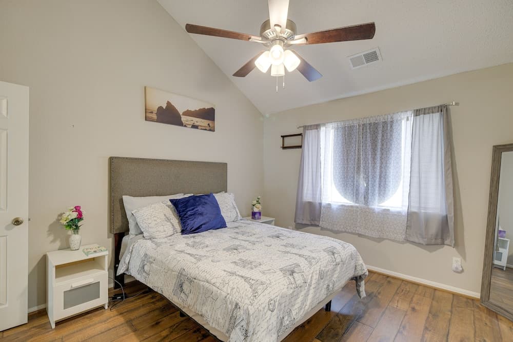 Photograph supplied for Houston Condo w/ Pool Access ~ 2 Mi NRG Stadium!