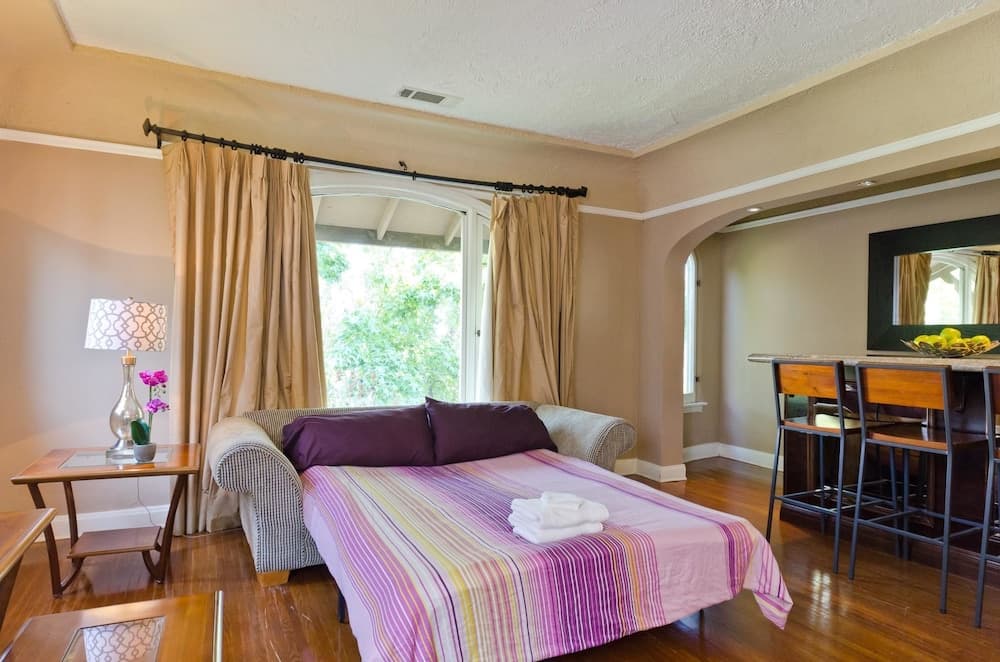 Photograph supplied for LA157 2 Bedroom Apartment By Senstay
