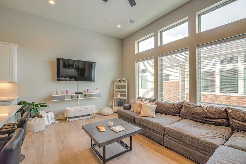 Photograph supplied for Central Condo: Near NRG Stadium & Houston Zoo!