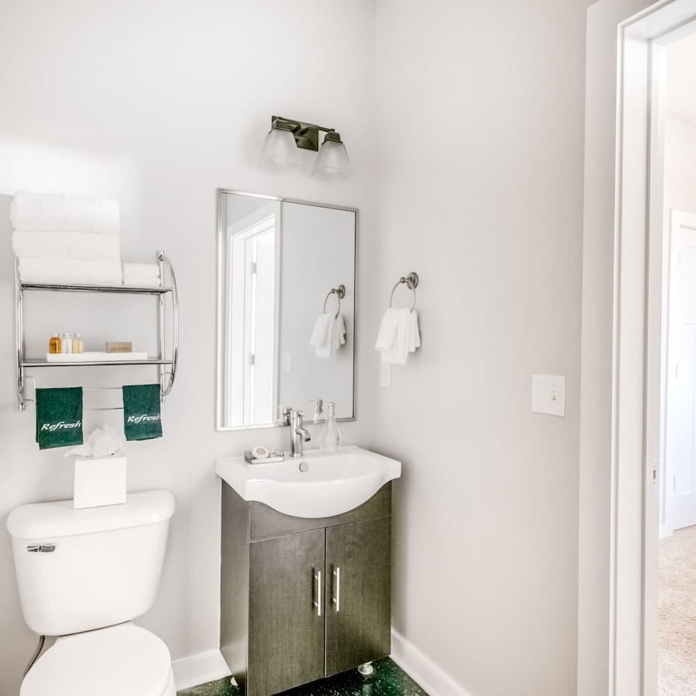 Photograph supplied for Cozysuites Musicrow Classy 1BR w Free Parking 09