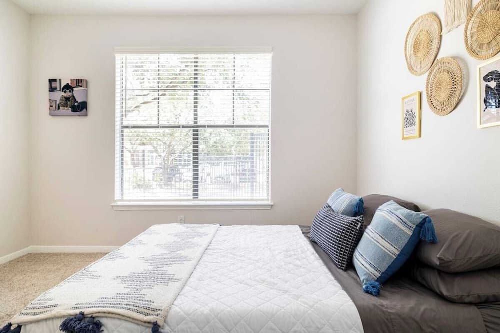 Photograph supplied for 7550 Kirby Dr