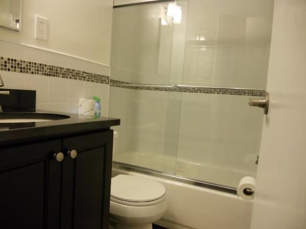 Photograph supplied for Midtown East 1BR Six DR27