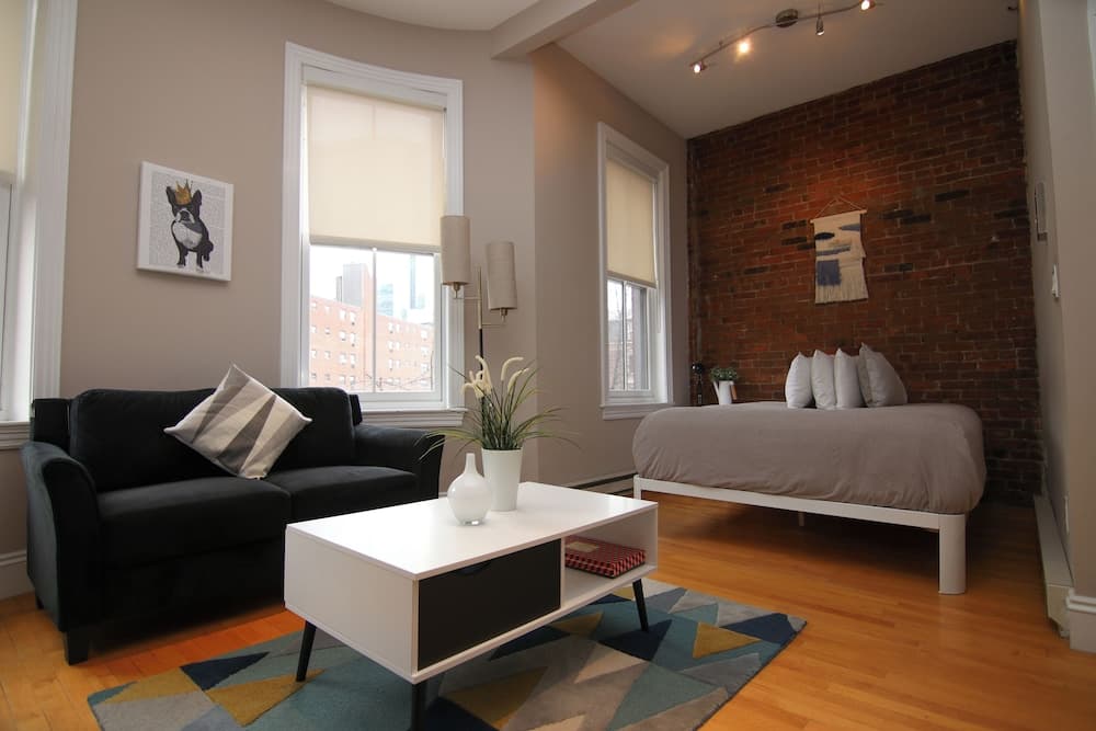 Photograph supplied for Maverick Suites at 402 Columbus Ave