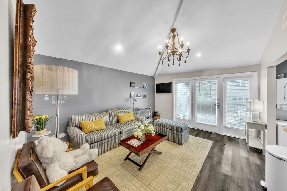 Photograph supplied for Comfy Apt 4 In Historic Museum District 1 Bedroom Duplex