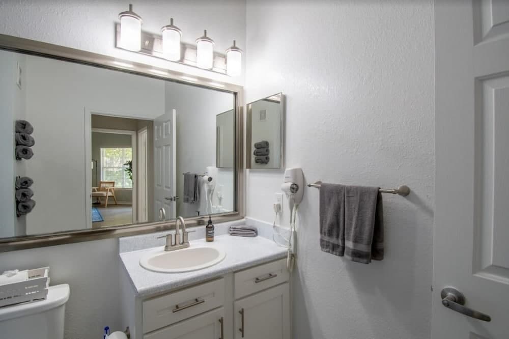 Photograph supplied for Great Location and Upgraded Apartment