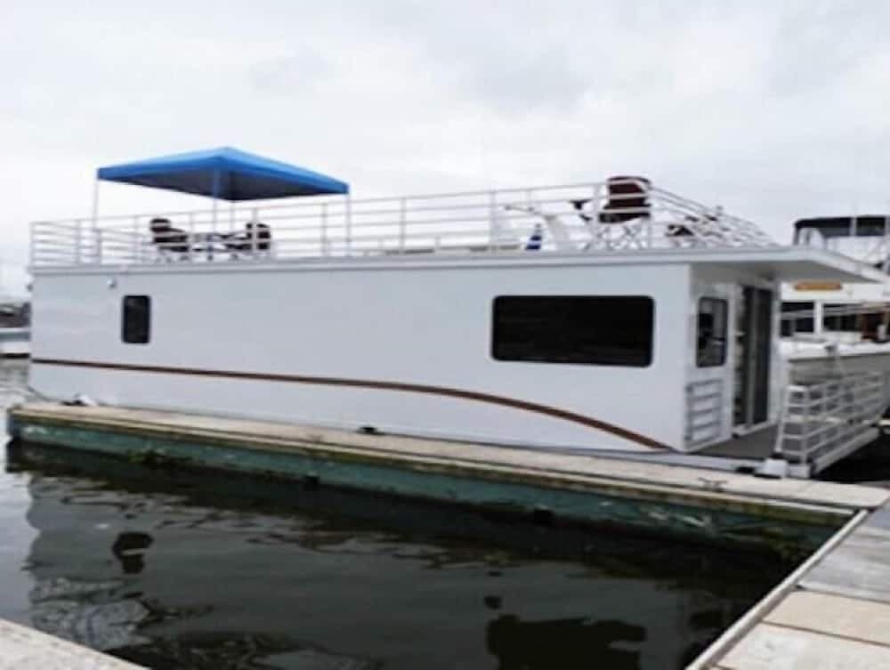 Photograph supplied for Houseboat Scorpius by SleepAfloat
