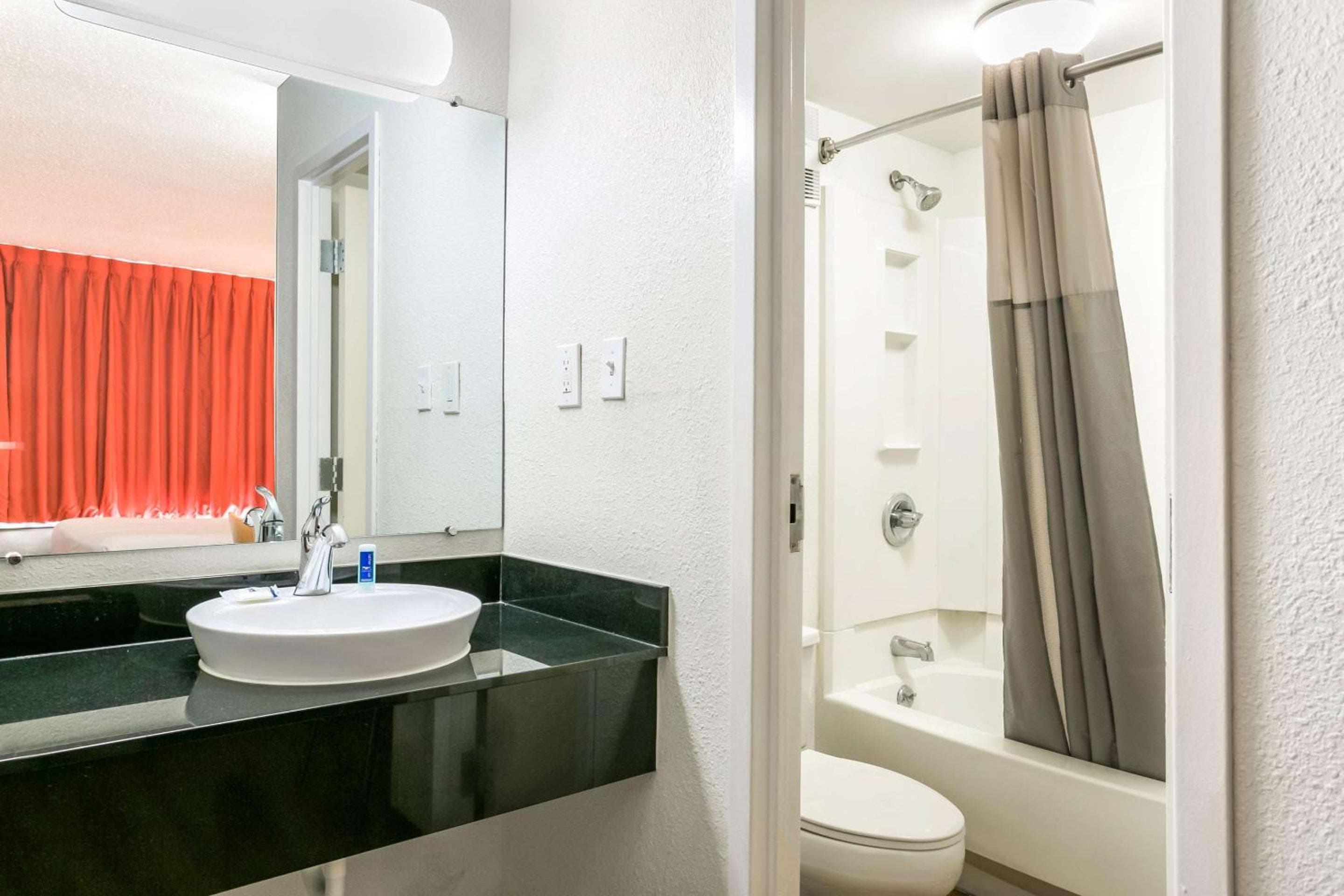 Photograph supplied for Rodeway Inn Baltimore - Inner Harbor South