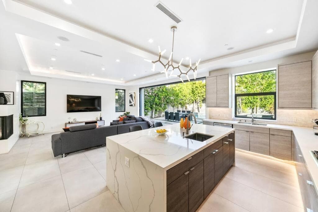 Photograph supplied for Beverly Hills LUX Villa w. Pool, Rooftop & Parking