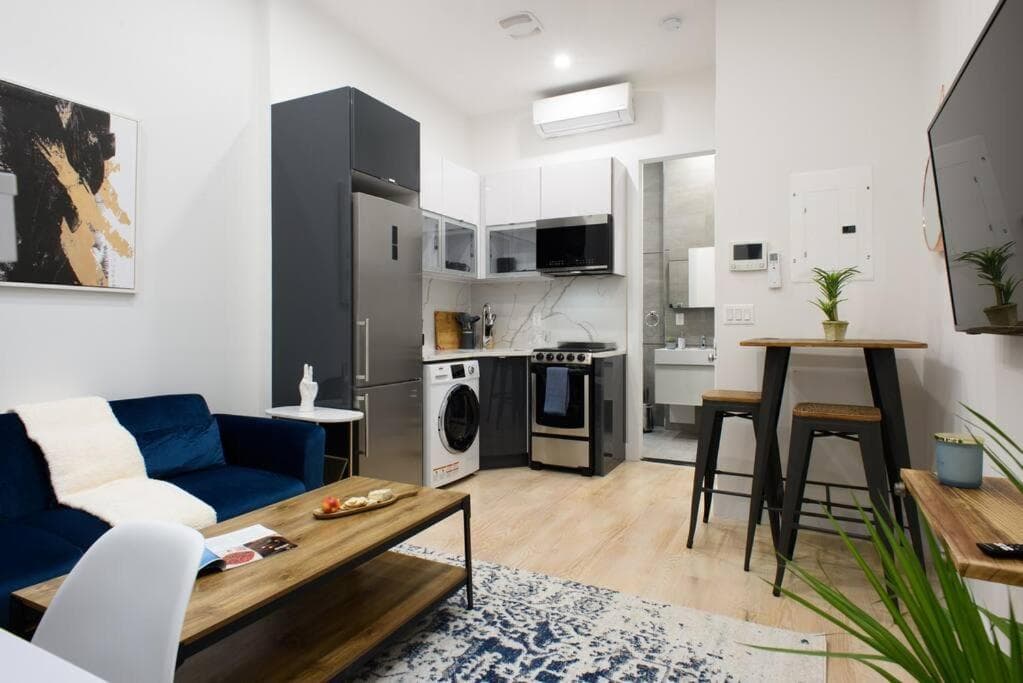 Photograph supplied for 78-4D Quality 1br W&D SKYLIGHT By Central Park