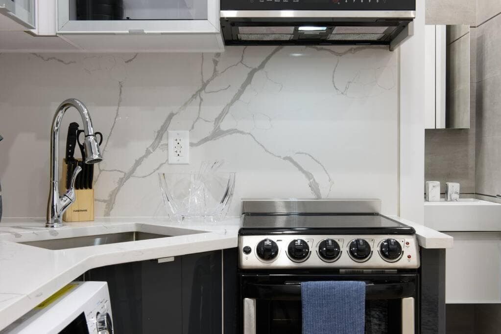 Photograph supplied for 78-4D Quality 1br W&D SKYLIGHT By Central Park