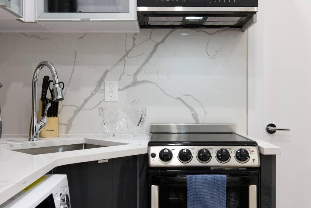 Photograph supplied for 78-4D Quality 1br W&D SKYLIGHT By Central Park