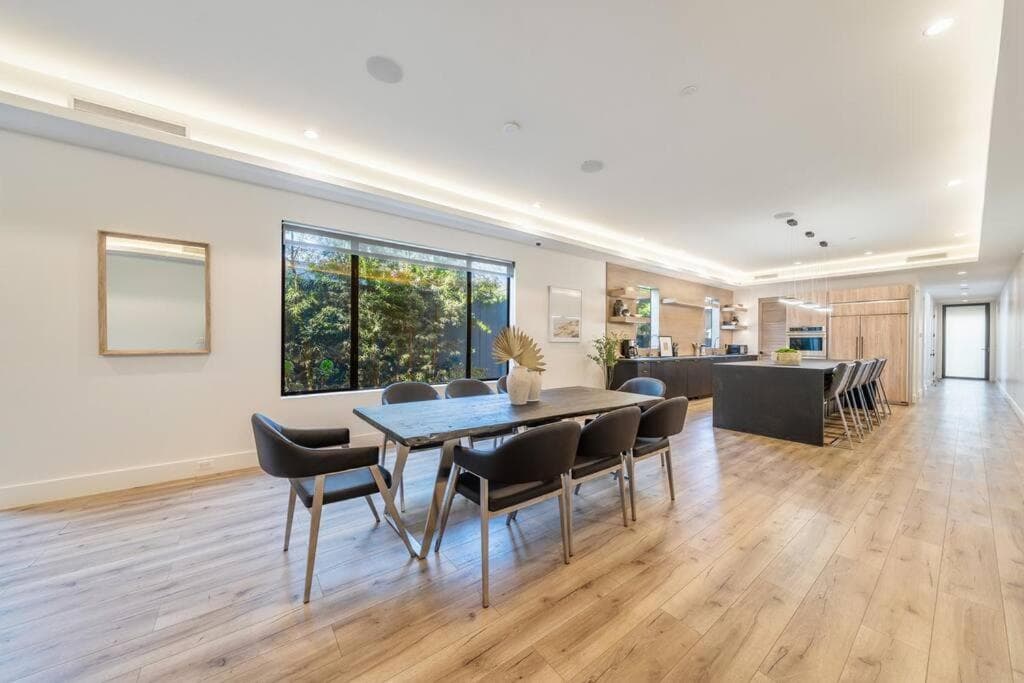 Photograph supplied for BEDFORD VILLA 6BEDROOMS - BEST LOCATION