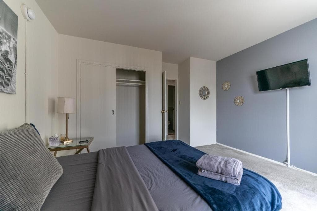 Photograph supplied for Spacious Charming Condo with Great Views near the Grove