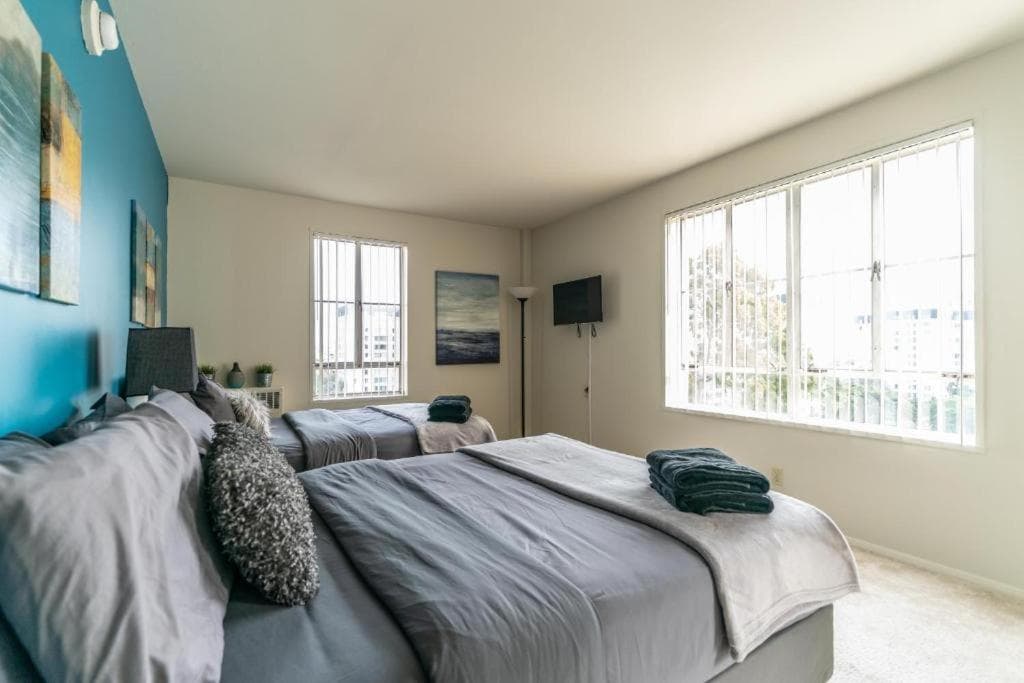 Photograph supplied for Spacious Charming Condo with Great Views near the Grove
