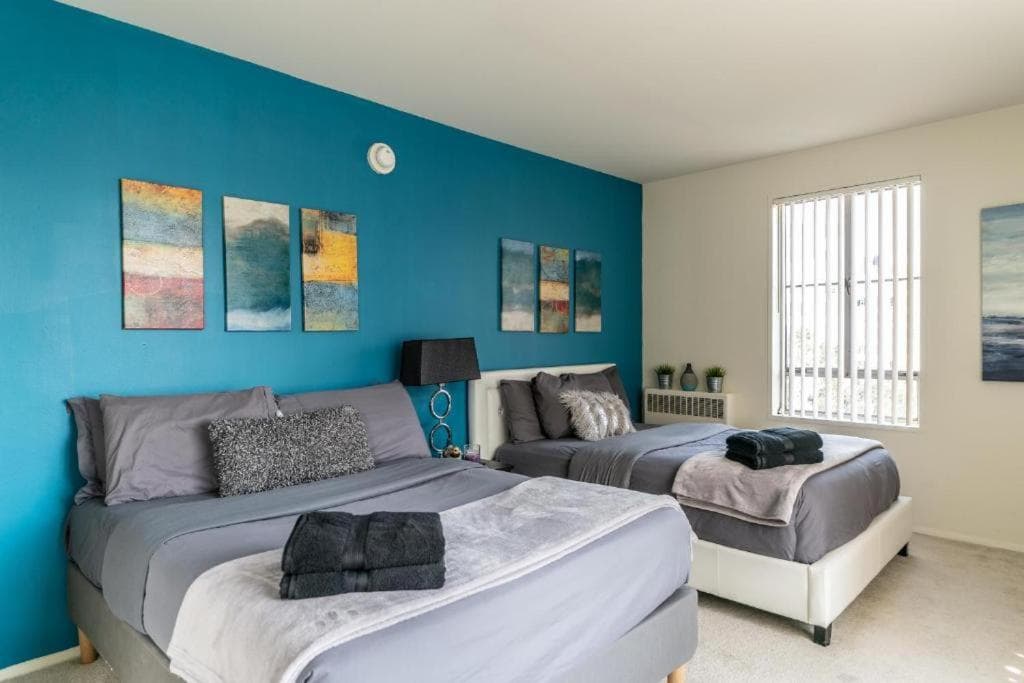 Photograph supplied for Spacious Charming Condo with Great Views near the Grove