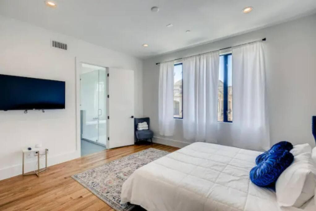 Photograph supplied for Two Identical 4 Story Homes Near Downtown with 8 BDRMS