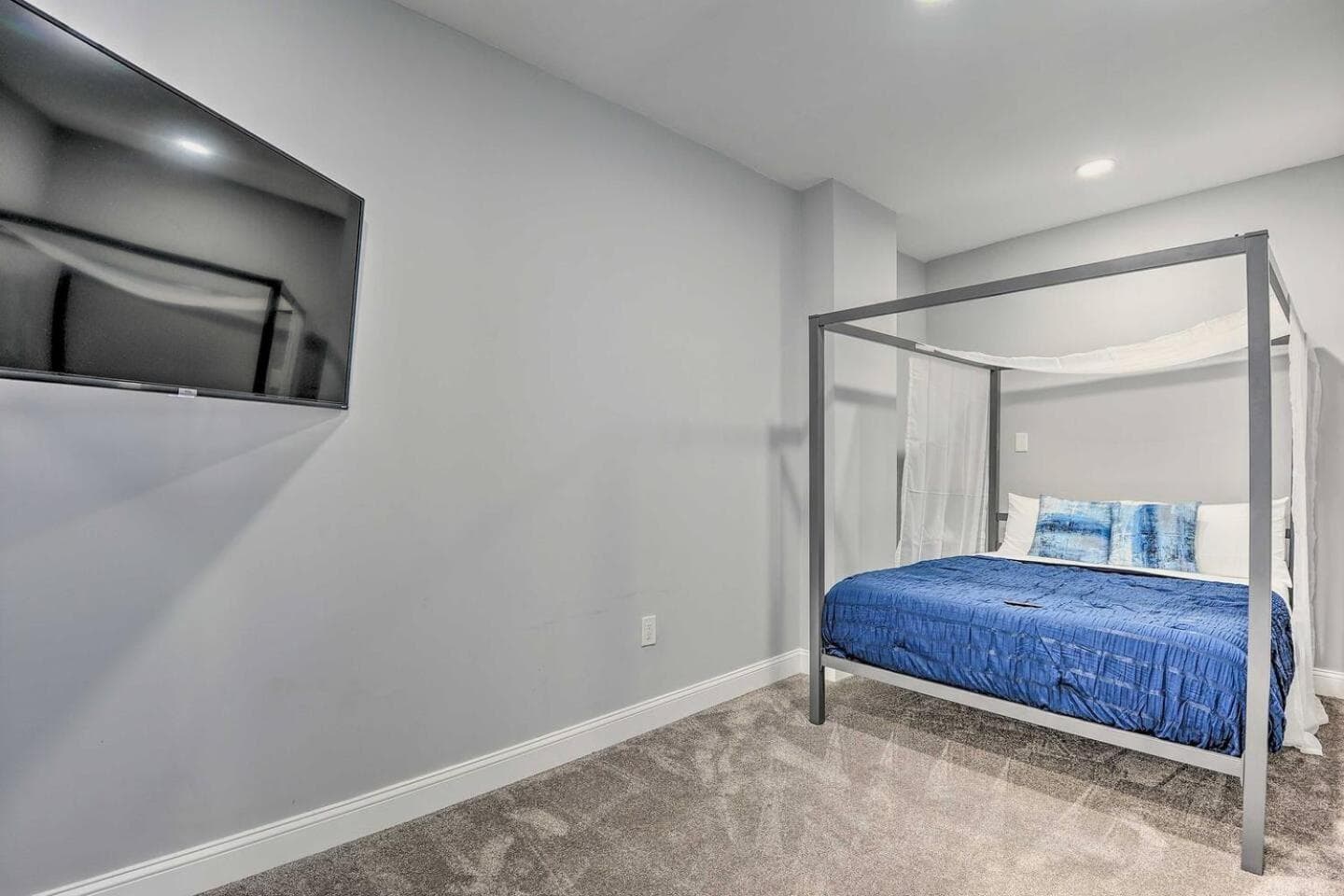 Photograph supplied for Baltimore Abode, Walk to Cross Street Market!