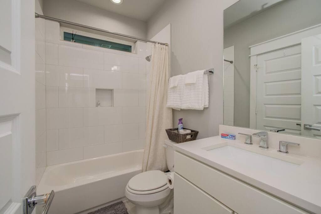 Photograph supplied for Luxurious Med Cntr/NRG Townhome