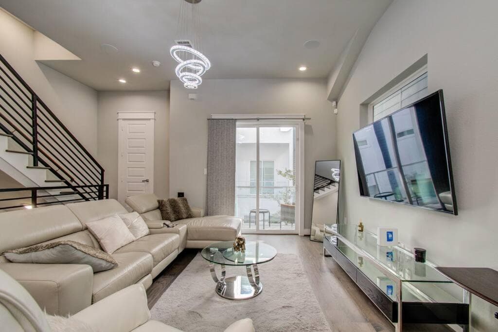 Photograph supplied for Luxurious Med Cntr/NRG Townhome