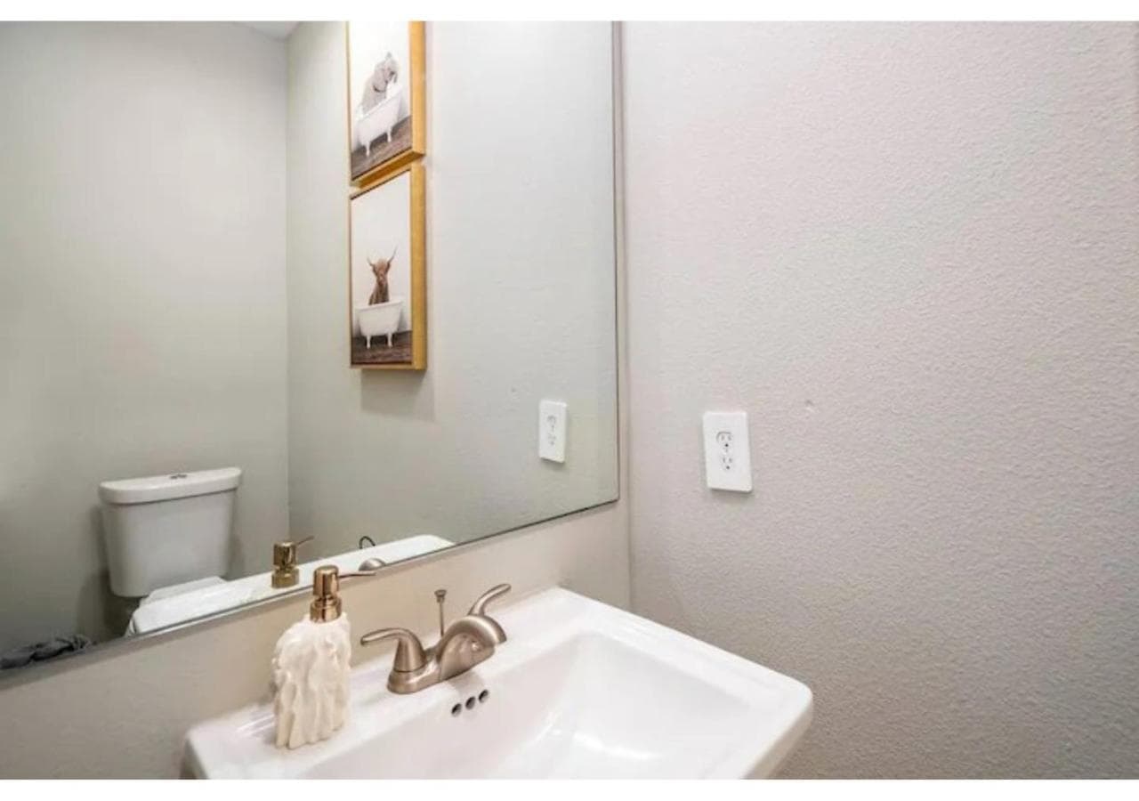 Photograph supplied for Spacious 3 Bed House near MD Anderson with Free Parking & Wi-Fi