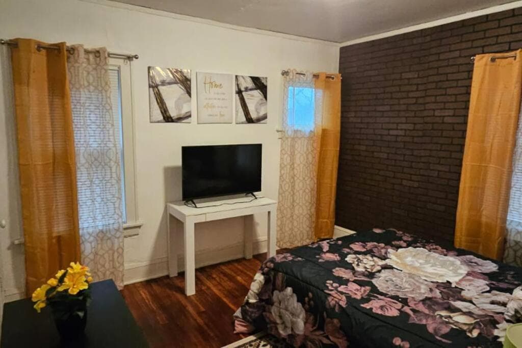 Photograph supplied for Lovely 3 Bed Room in Cleveland