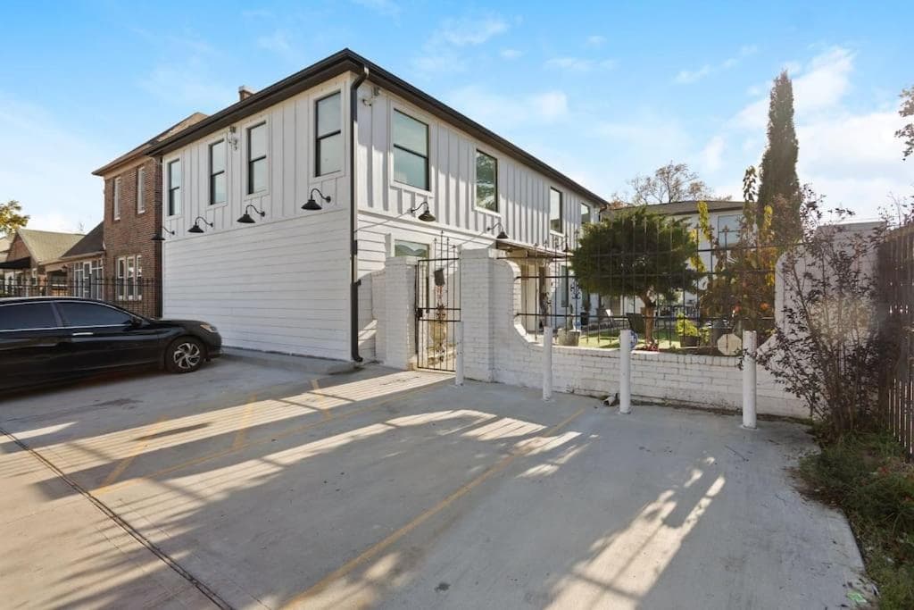 Photograph supplied for Rodeo Escape: Sleeps 8, Parking, Wi-Fi, Free Gym