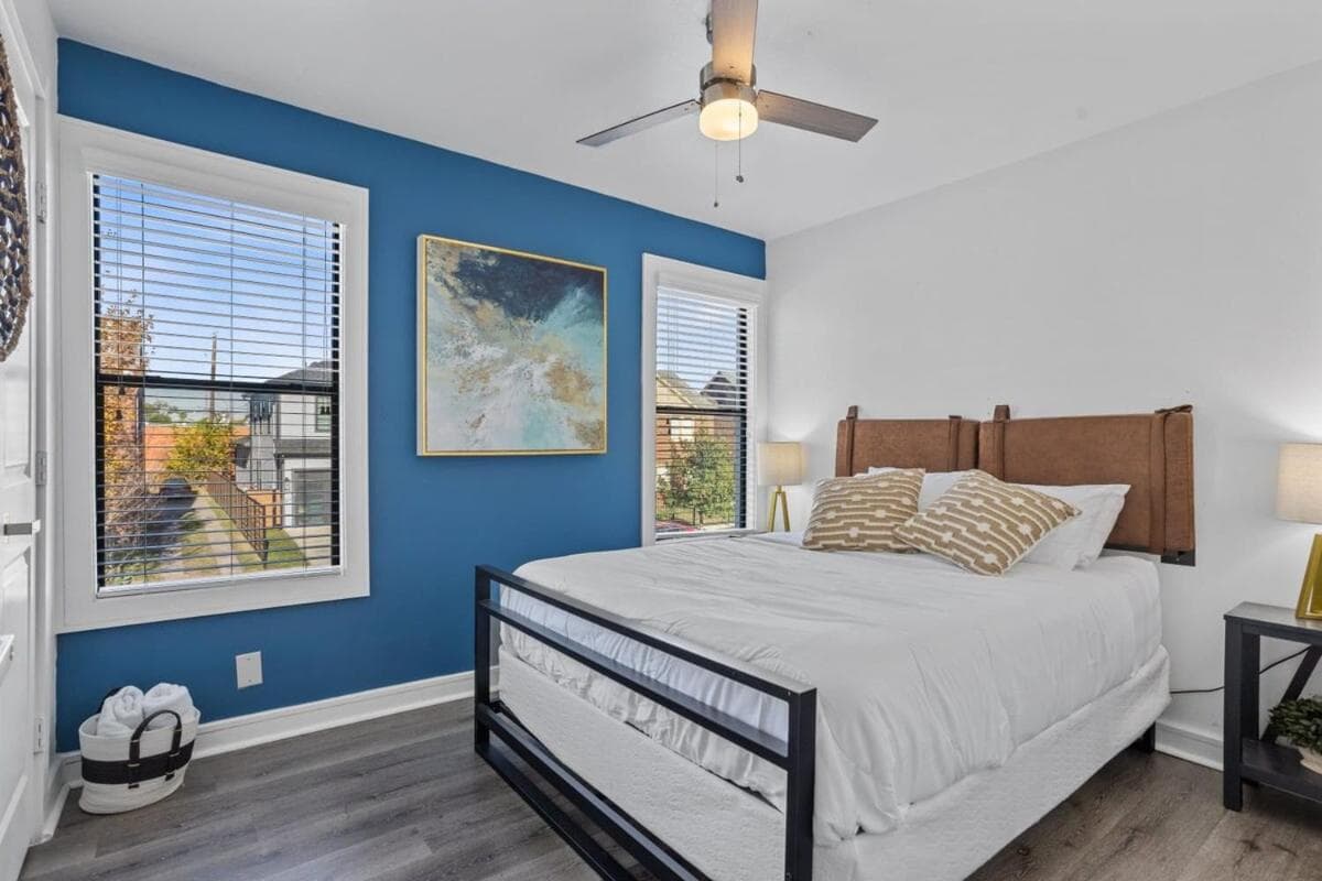 Photograph supplied for Metro Living I Sleeps 14 WI-FI Parking Free Gym