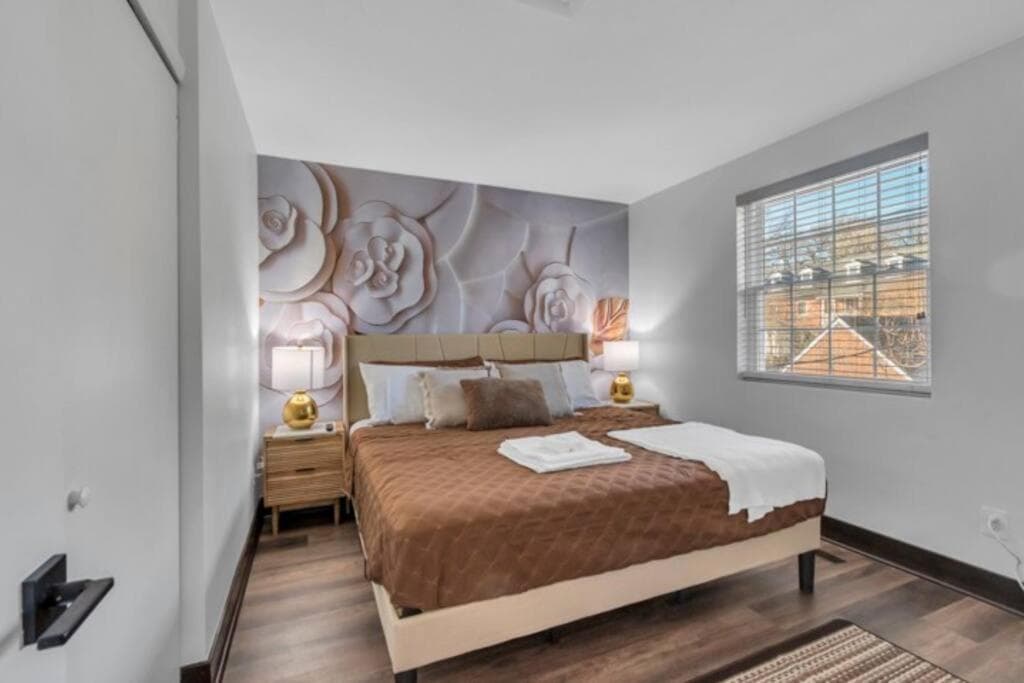 Photograph supplied for Roland park Customized Apartment
