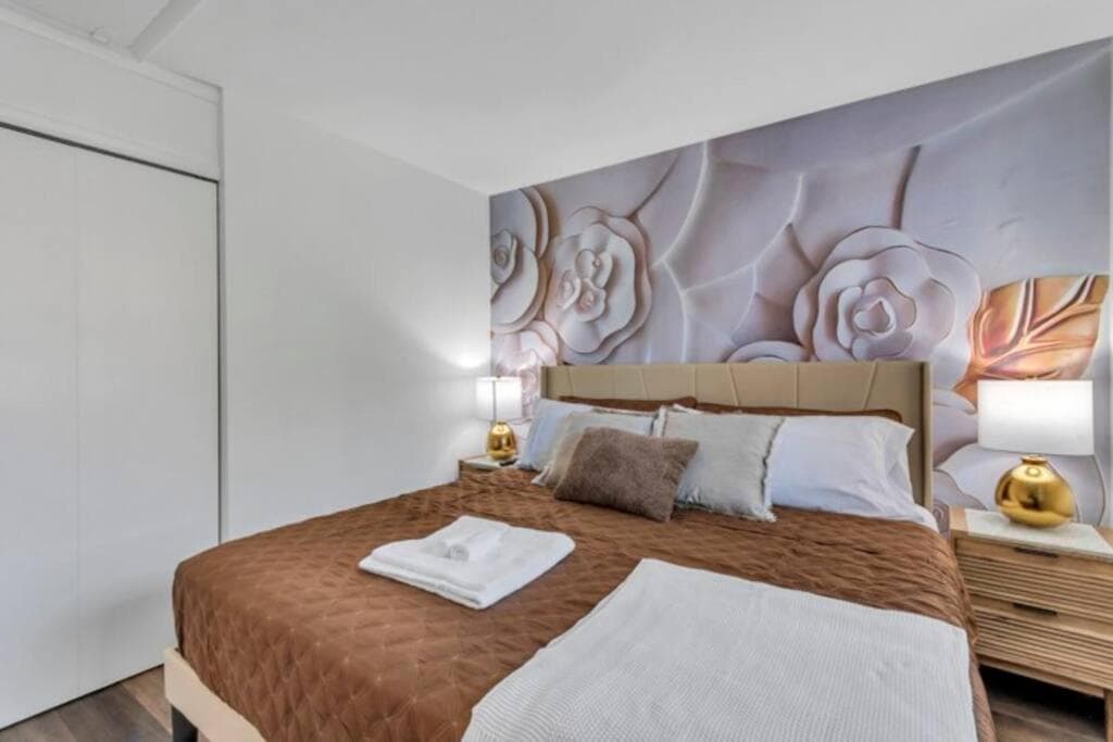 Photograph supplied for Roland park Customized Apartment