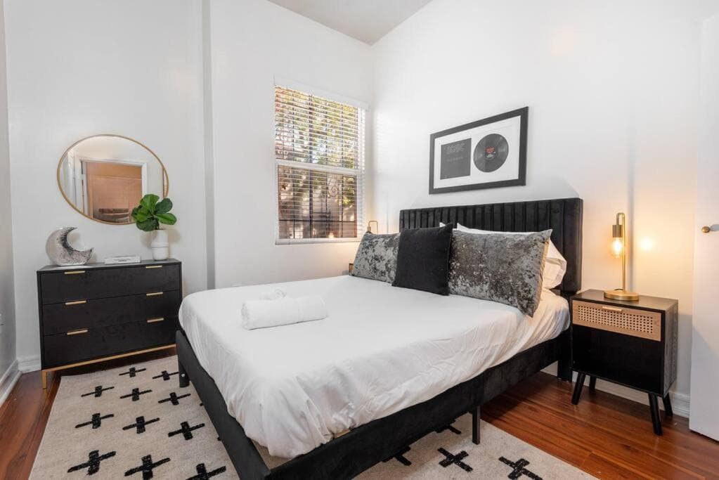 Photograph supplied for Sleek & Upscale: Premier 1-BR Apartment in LA!