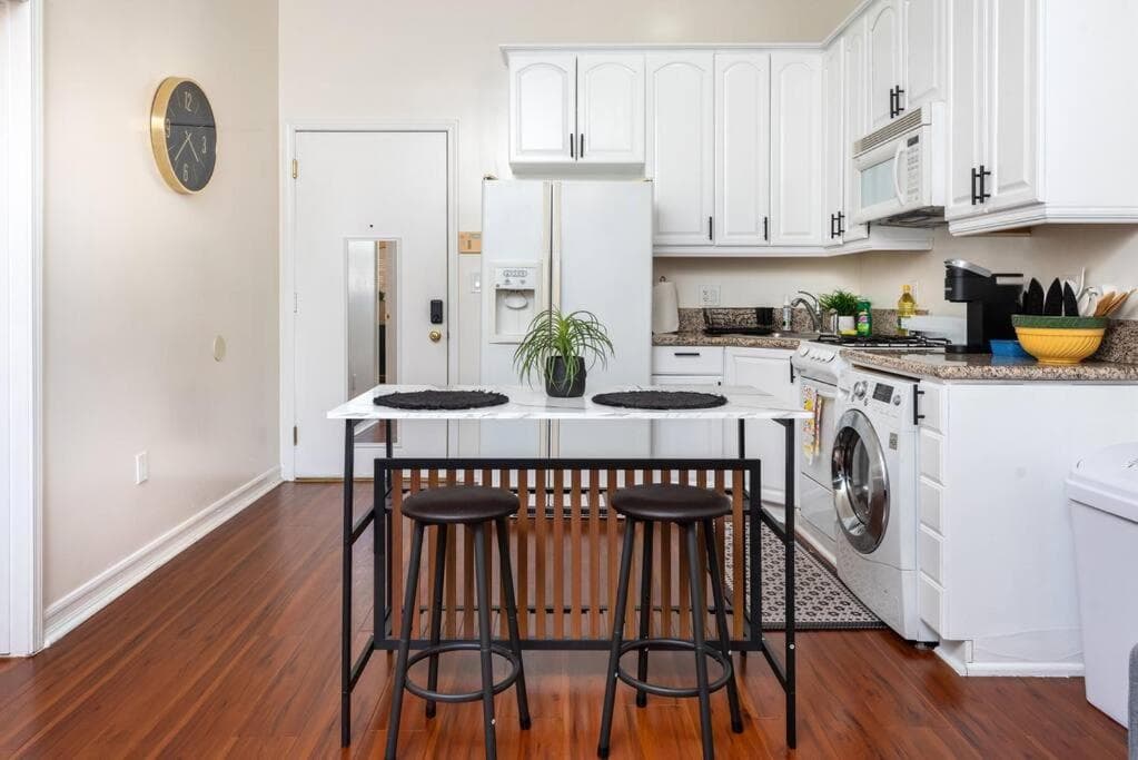 Photograph supplied for Sleek & Upscale: Premier 1-BR Apartment in LA!