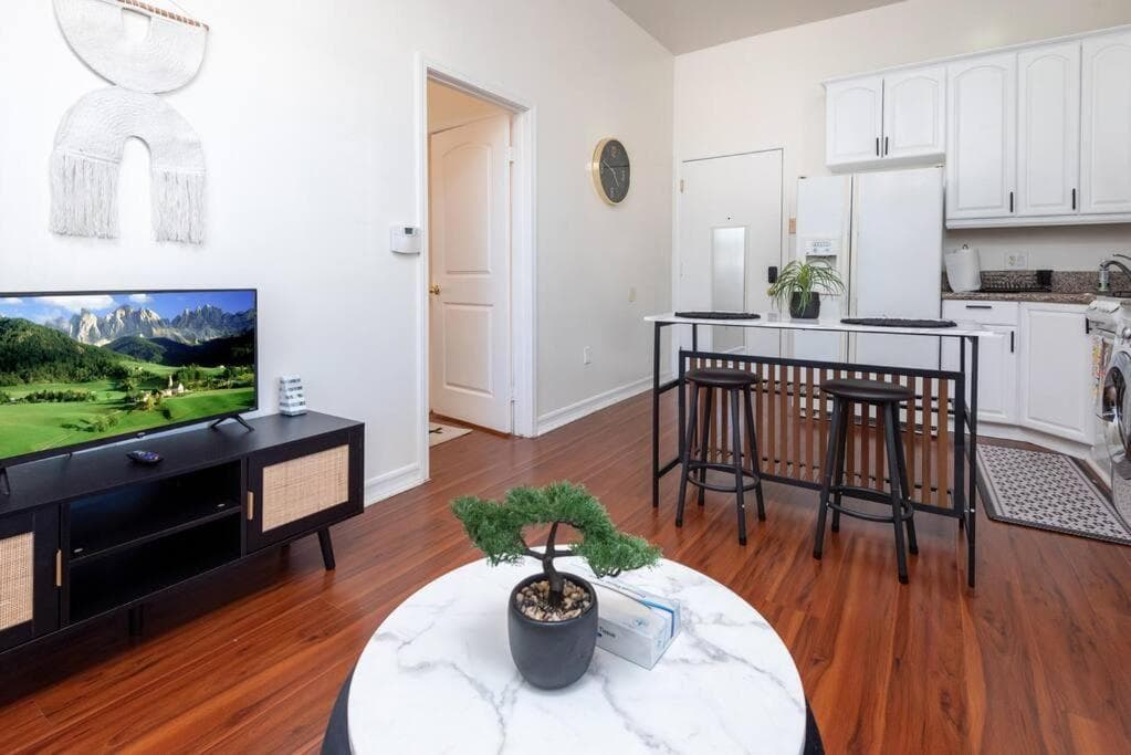 Photograph supplied for Sleek & Upscale: Premier 1-BR Apartment in LA!