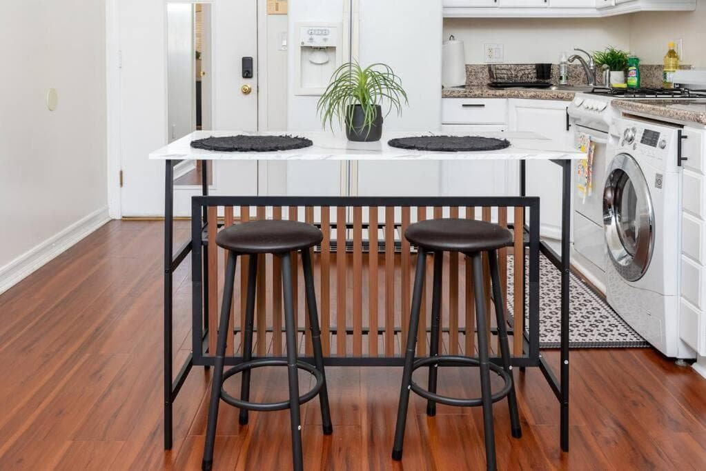 Photograph supplied for Sleek & Upscale: Premier 1-BR Apartment in LA!