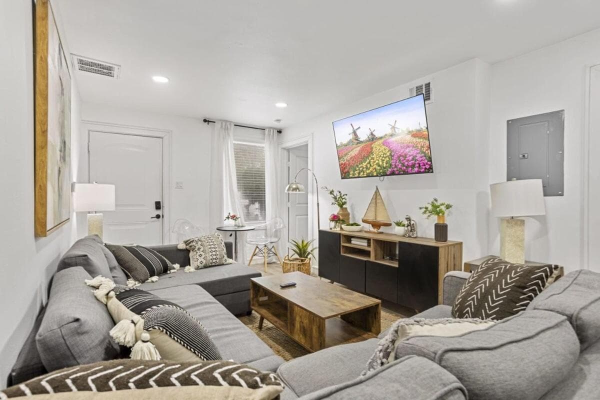 Photograph supplied for HTX Retreat: Sleeps 8, Wi-Fi, Parking, Free Gym