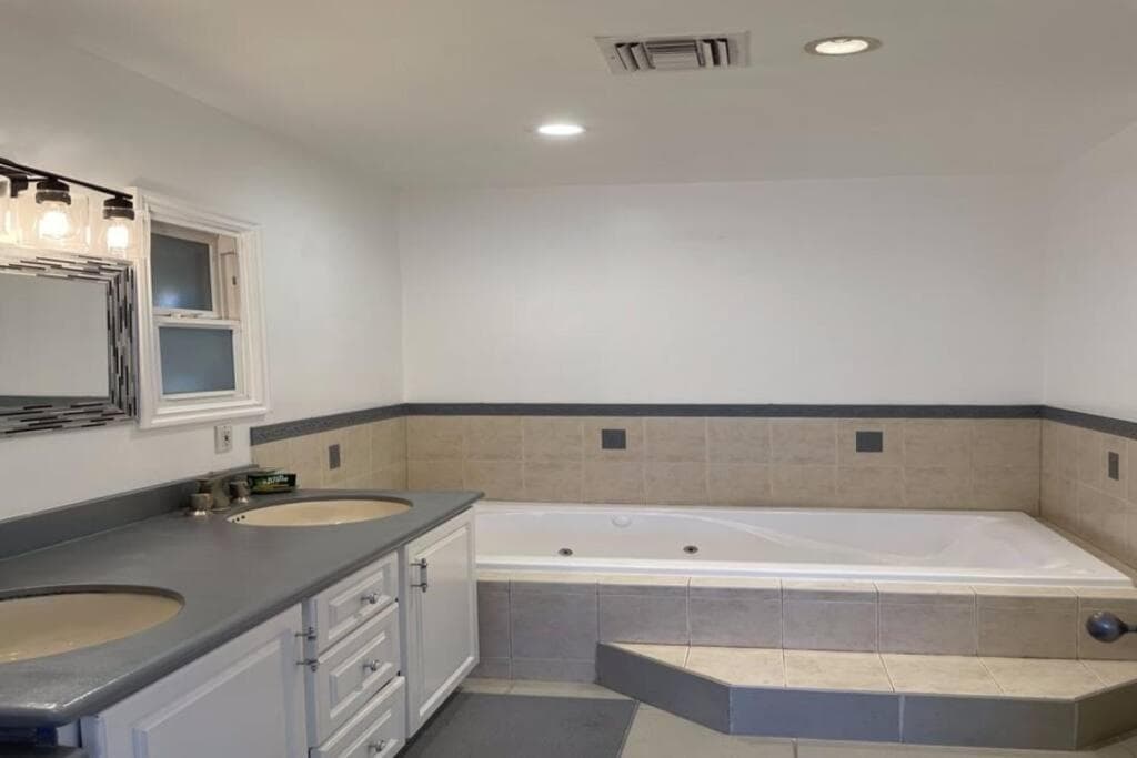Photograph supplied for 5 Bedroom House In Beverly Hills