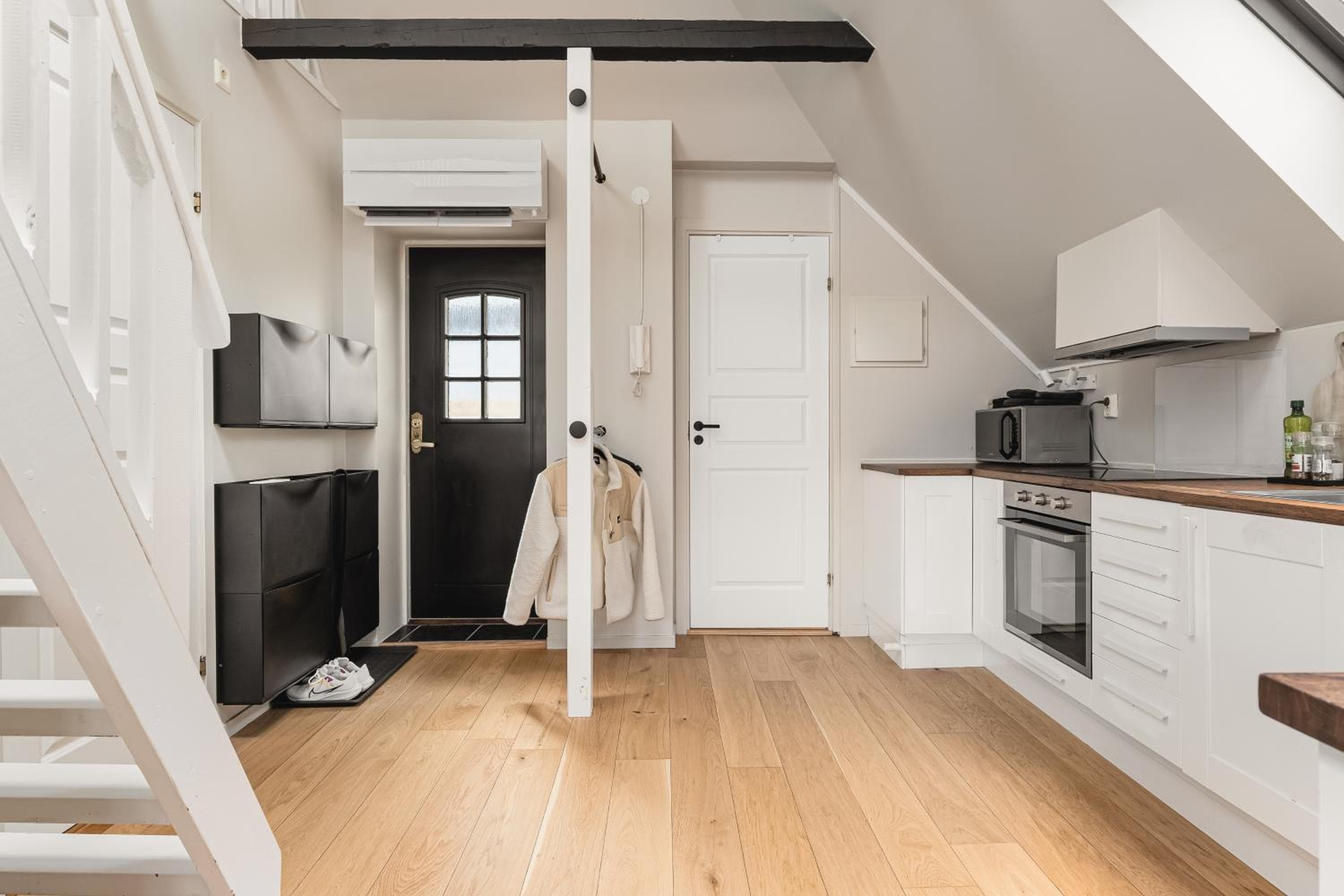Photograph supplied for Top-floor Apart W/ Private Patio And Work Space