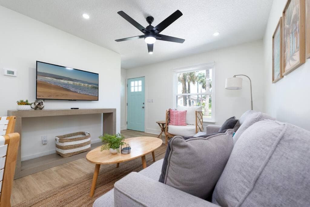 Photograph supplied for Be a Nomad - Newly renovated - 4 blocks to beach