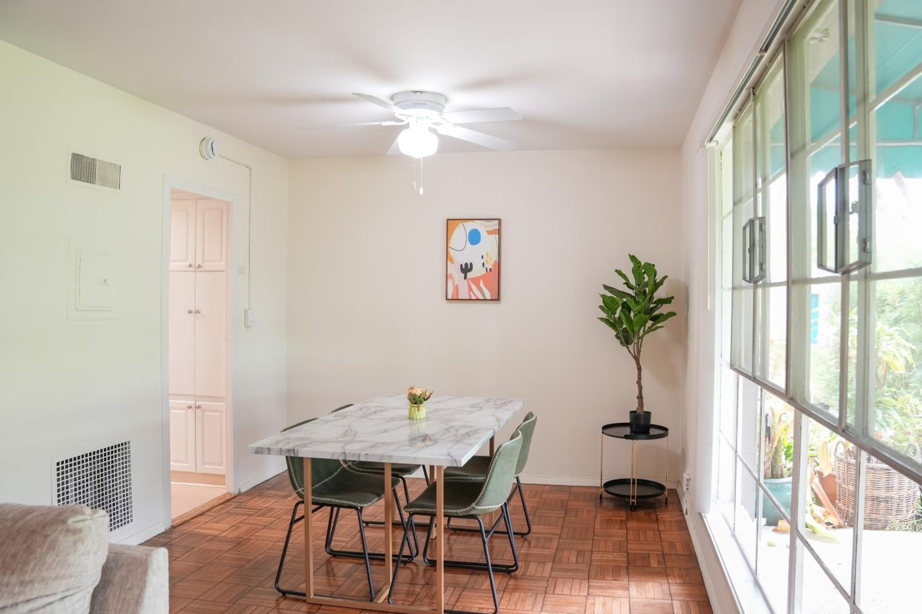 Photograph supplied for Los Angeles Townhouse close to LACMA
